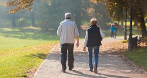 S’exposer à la lumière du jour permet de diminuer les troubles du sommeil liés à l’âge promenade Senior - freenews - Maroc - 09/02/24