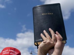 Comment Donald Trump fait du business avec la Bible Bible - freenews - Maroc - 17/04/24